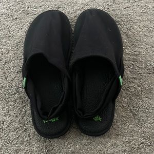 Sanuk yoga close-toed shoe black size 9